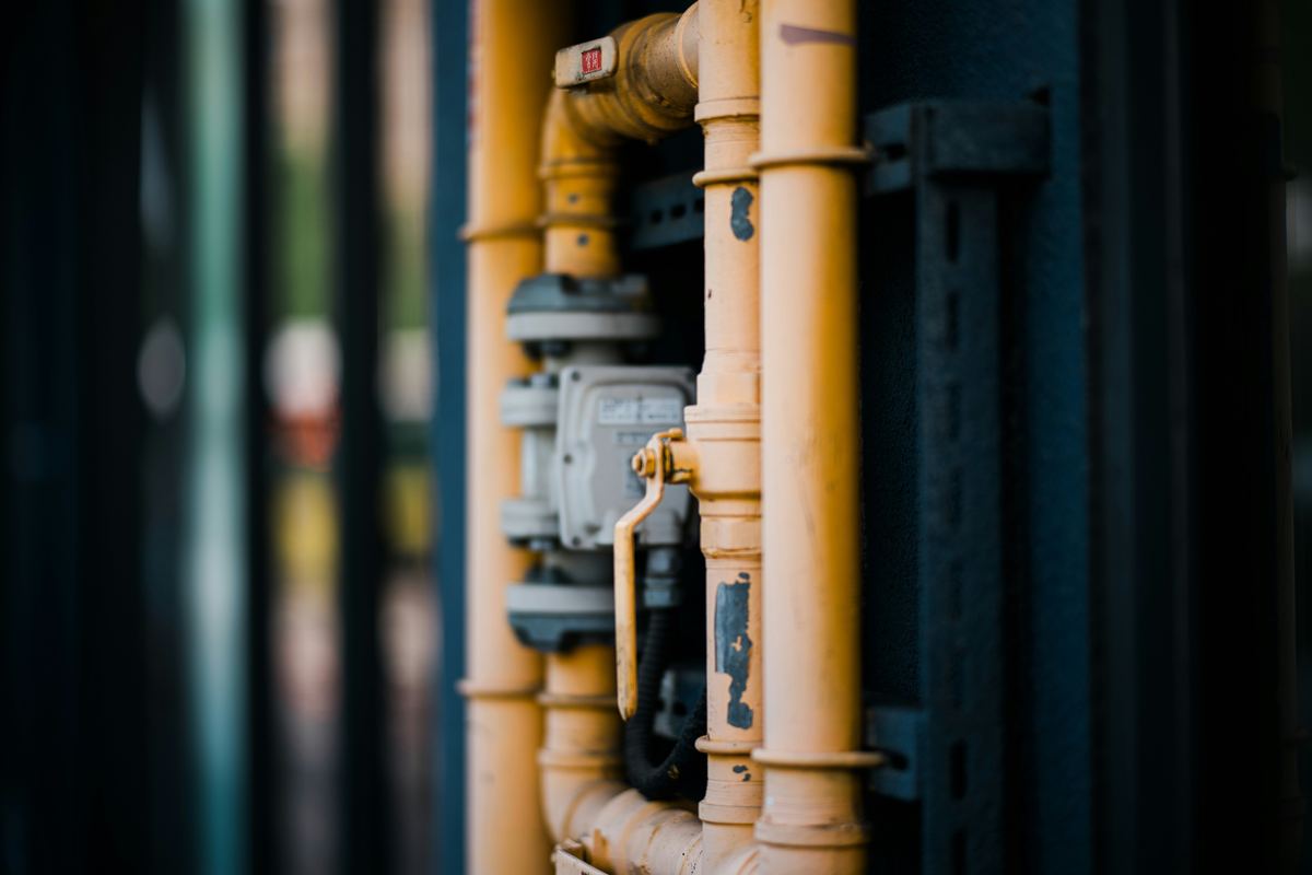Sarı doğalgaz boruları ve vanalar