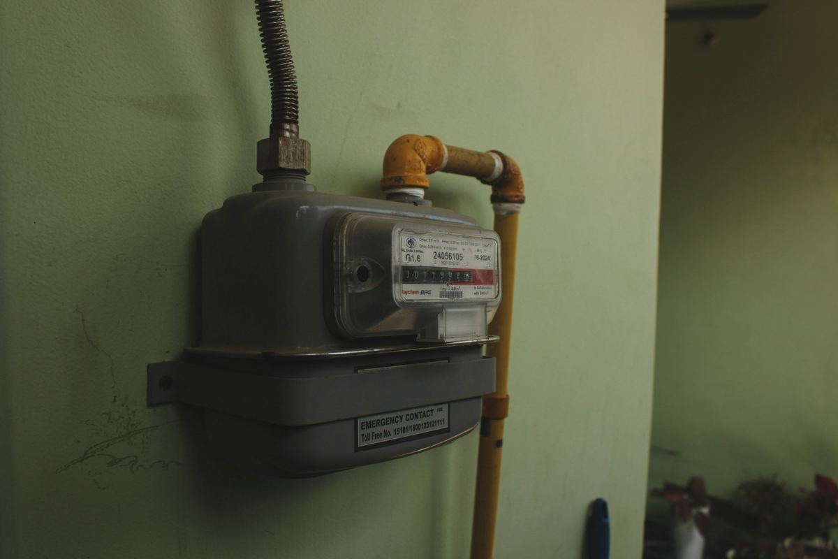 Duvara monte doğalgaz sayacı ve sarı gaz borusu